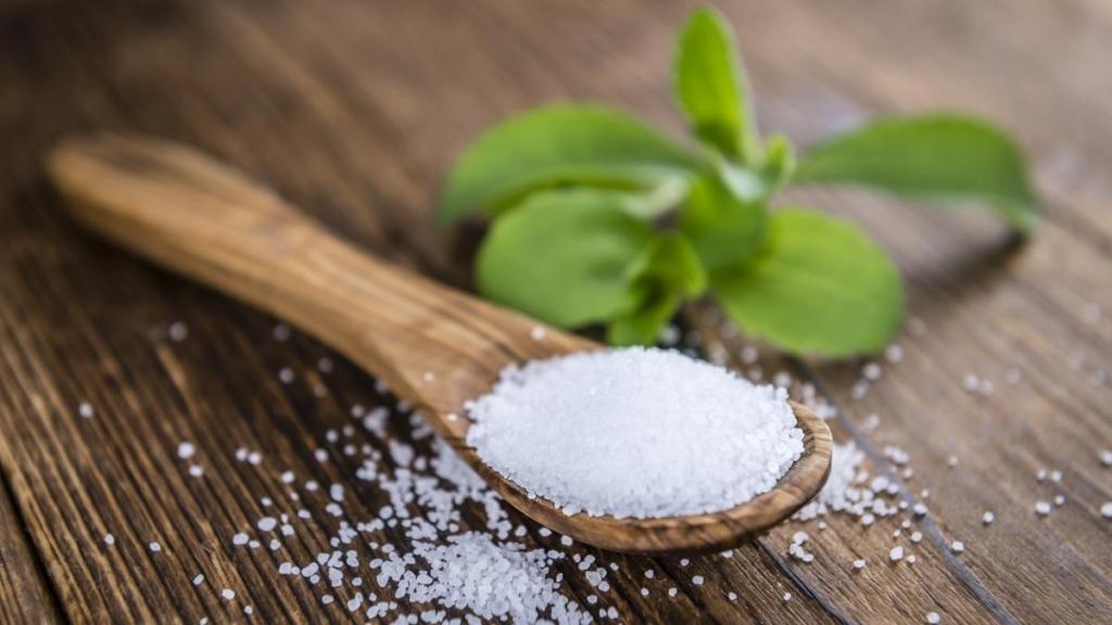 Wooden spoon with stevia grains.